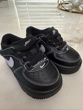 Nike Easy on Kids Black Sneakers with Lavender Swoosh
